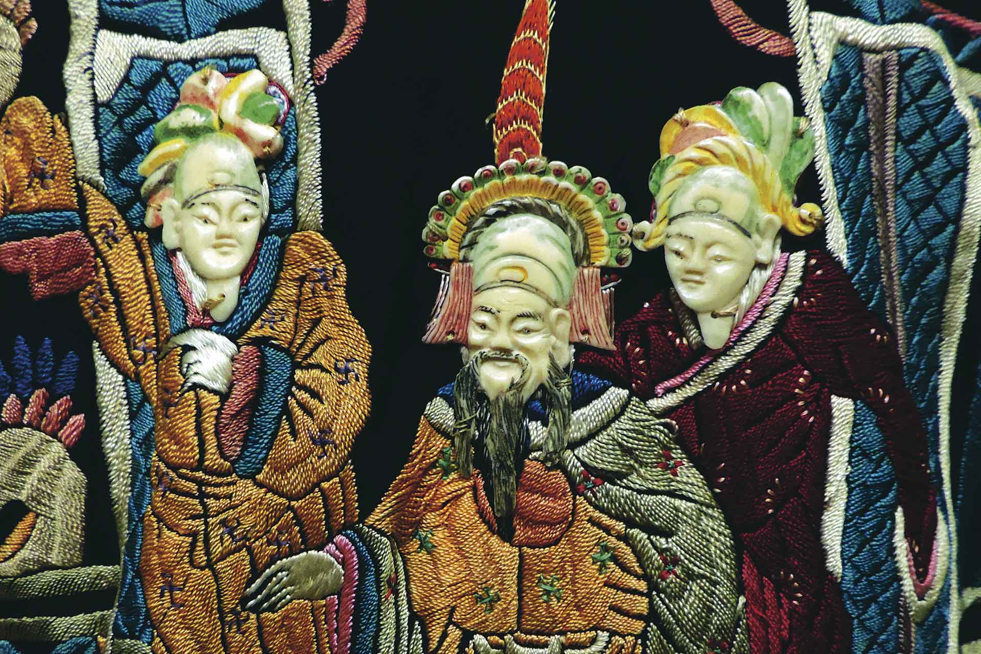 Detalle de mantón con caras de marfil.