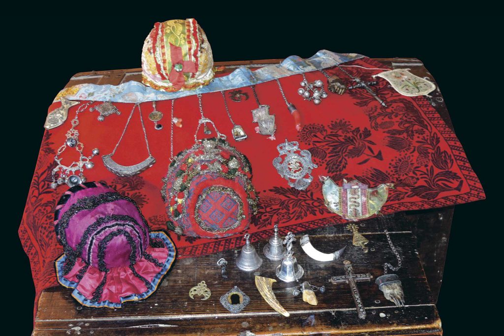 Indumentaria tradicional segoviana: Alcaldesas, briqueras y tureganenses 3 Detalle de prendas de infante