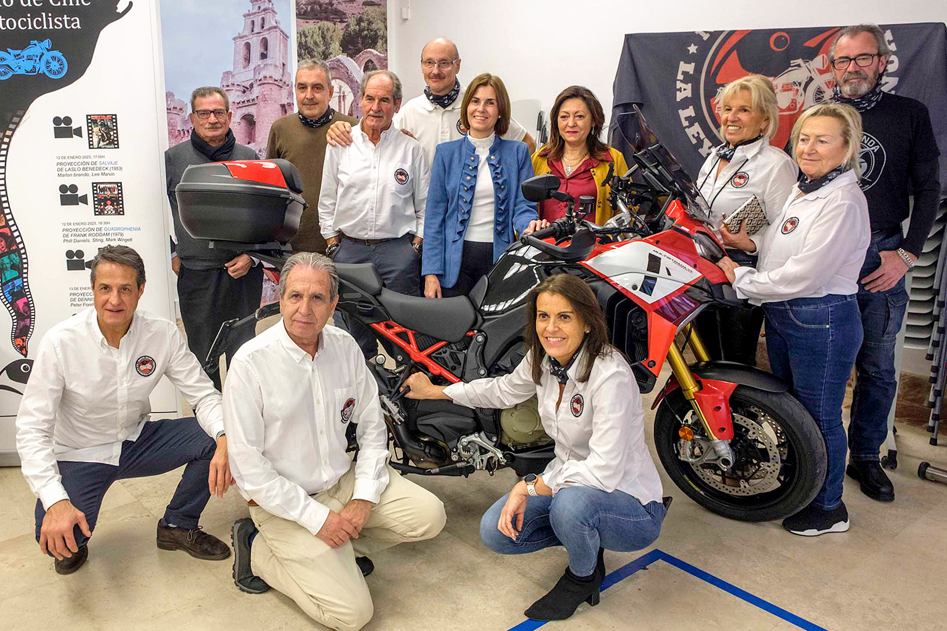 Representantes de las distintas instituciones colaboradoras y organizadores, en la presentación de la concentración motera de Cantalejo.
