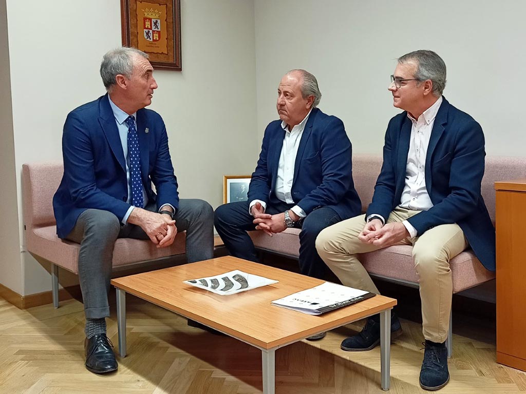 Aseac expone a la Junta el difícil momento que atraviesa por el alza de la energía y las materias primas 1 El delegado territorial, reunido con representantes de ASEAC. / EL ADELANTADO