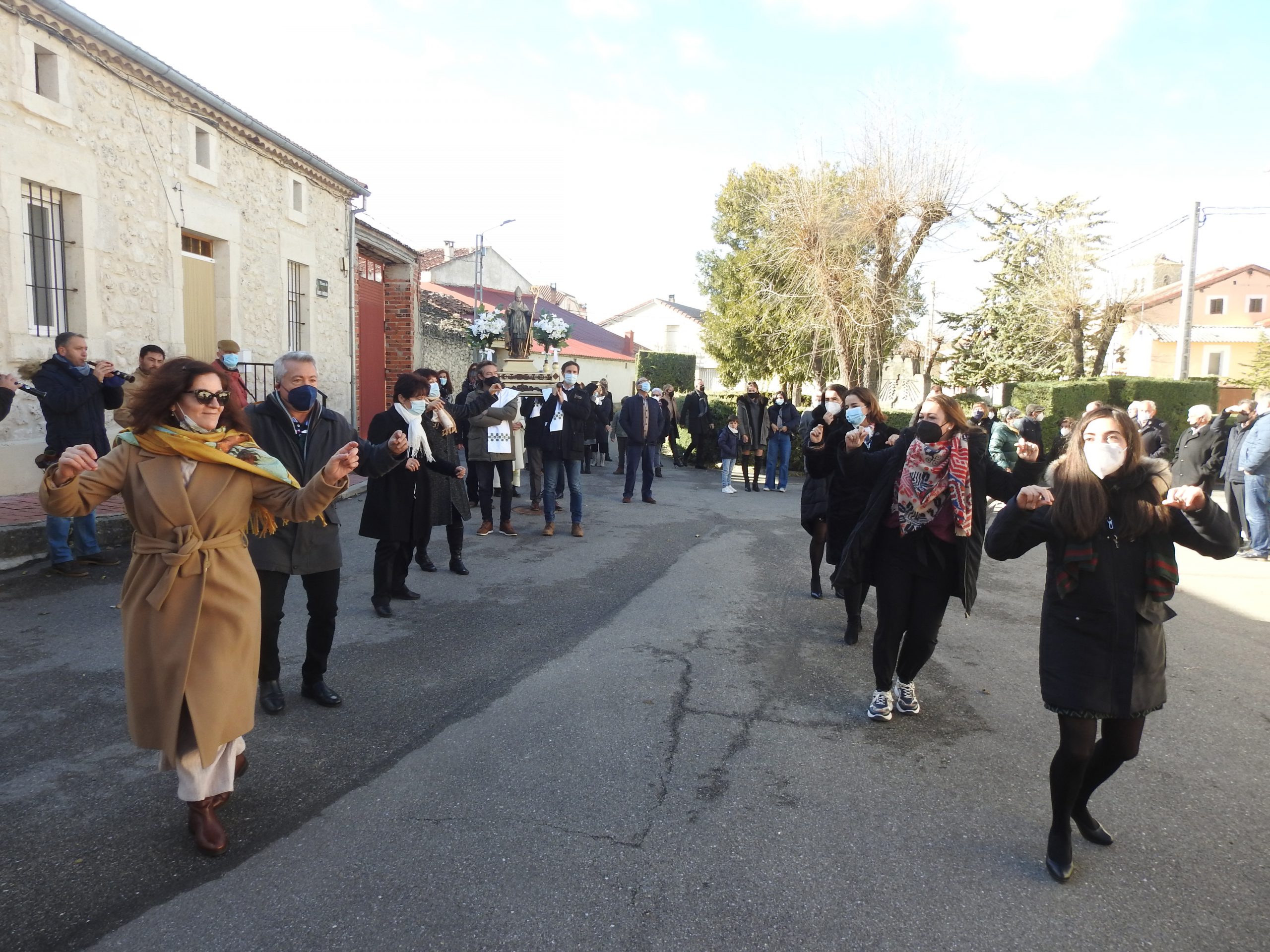 Vecinos de Fuentepiñel bailan jotas a su patrón San Nicolás de Bari.