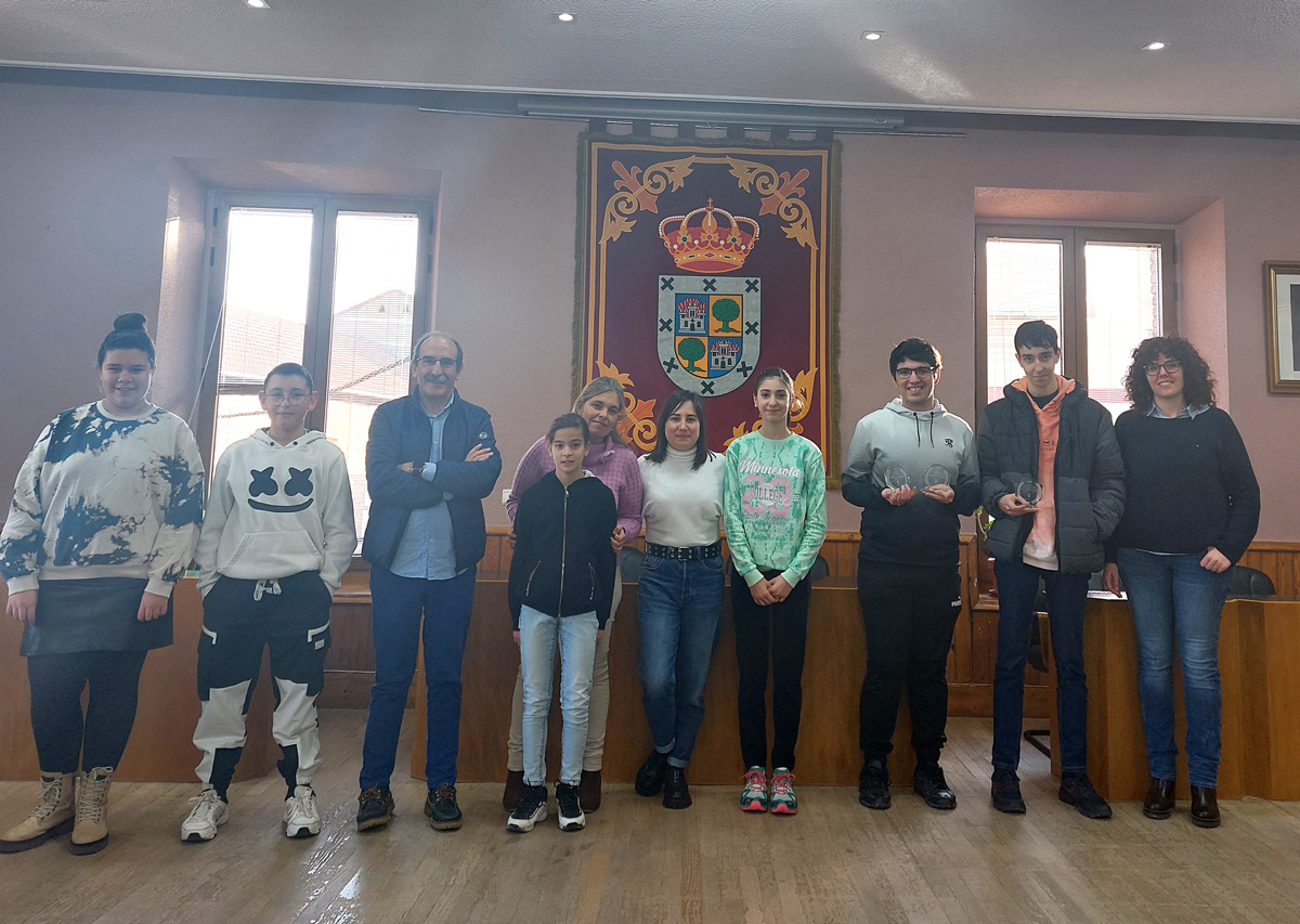 Alumnos premiados junto al alcalde de Nava de la Asunción y profesoras de ambos centros. Foto: Amador Marugán.