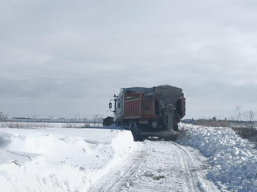 Trabajos de una quitanieves, en una carretera provincial. / EL ADELANTADO