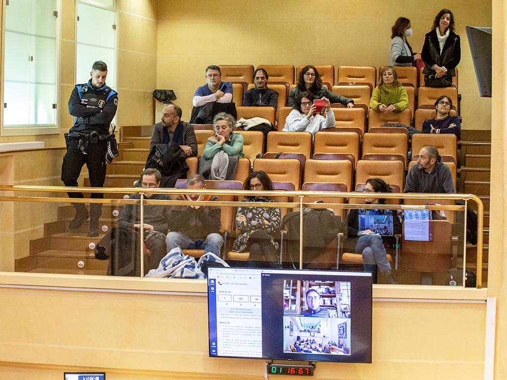 Vecinos del barrio del recinto amurallado, en la grada del Salón de Plenos del Ayuntamiento de Segovia. / NEREA LLORENTE
