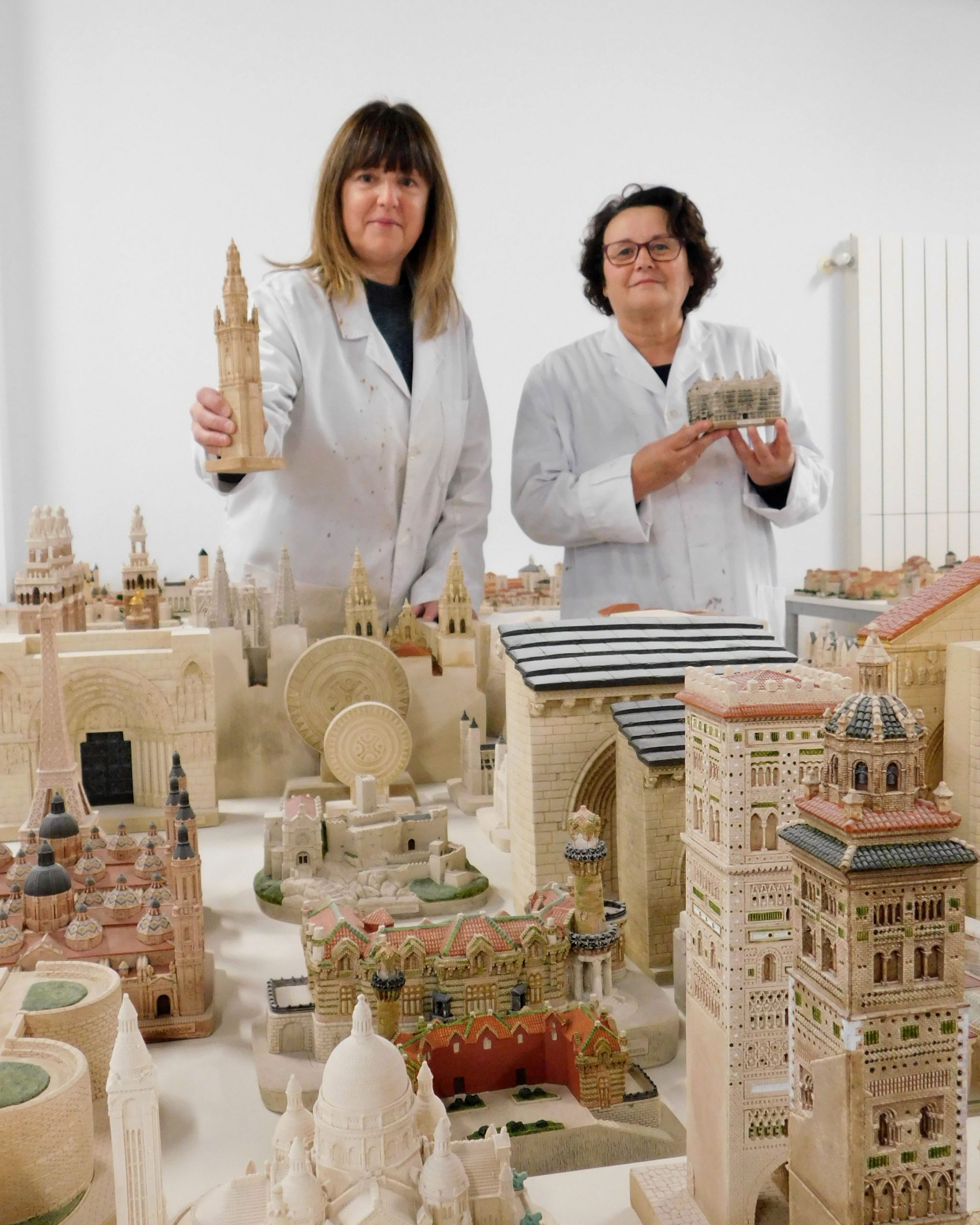 Rosa Martín y Sonia Cagigal con algunas de sus creaciones.