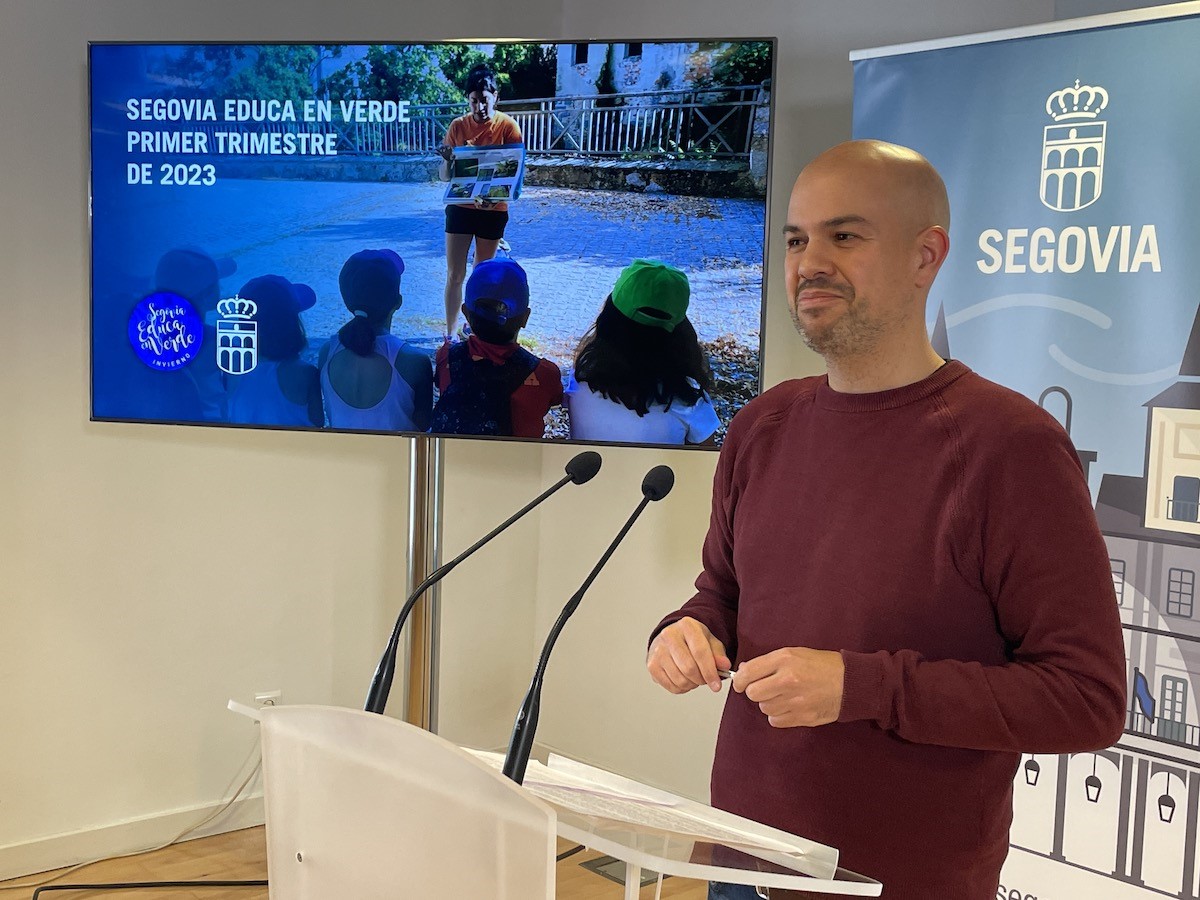 El concejal de área, Ángel Galindo, presenta la programación de 'Segovia educa en verde'. / EL ADELANTADO