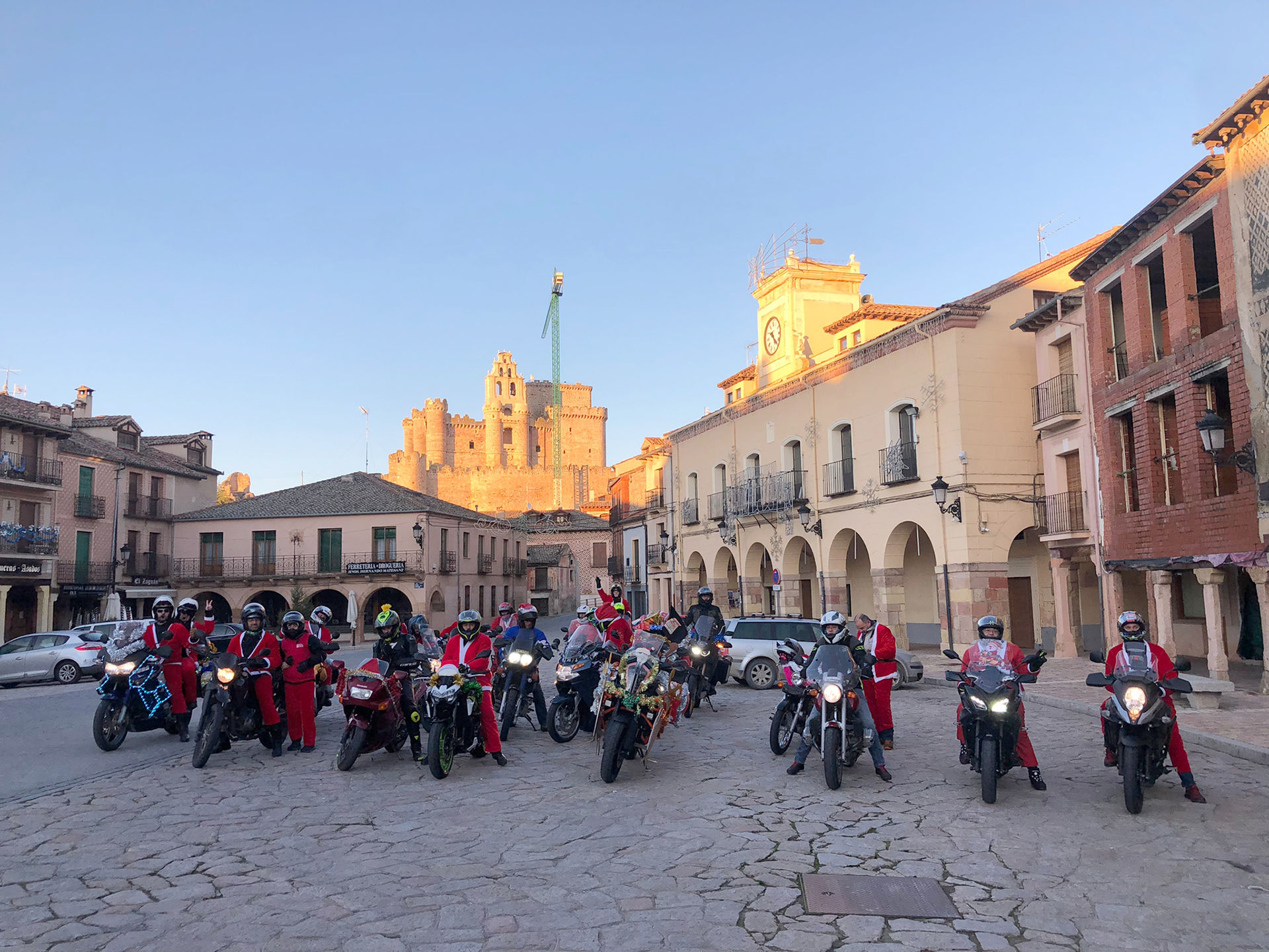 El castillo de Turégano, al fondo, en una imagen de estos días de Navidad.