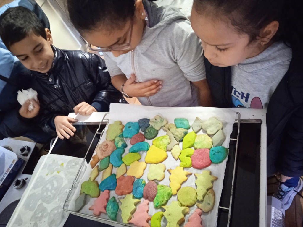 Taller de postres navideños de Cáritas. / EL ADELANTADO