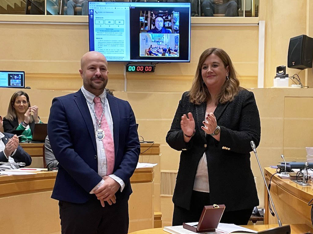Jesús Garrido toma posesión, junto a la alcaldesa de Segovia, Clara Martín. / EL ADELANTADO