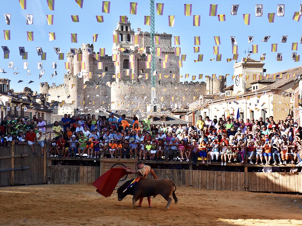 El novillero de Cantalejo Saúl Sanz, toreando en la plaza de toros de Turégano. / A.M.