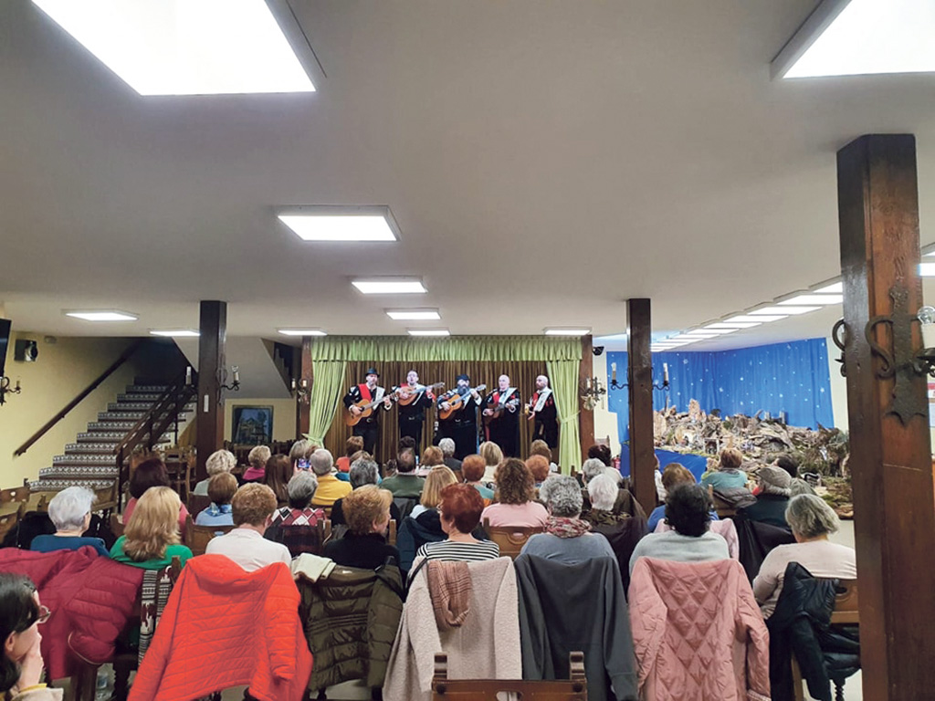 La Tuna de Magisterio de Segovia, durante una de sus actuaciones estas navidades. / E. A.