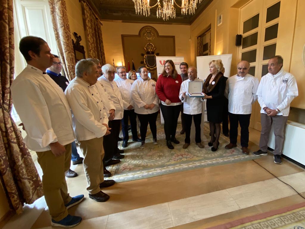 La Asociación de cocineros y reposteros de Segovia recibe el reconocimiento 'Voluntarios de honor' 1 La Asociación de cocineros y reposteros de Segovia recibe el reconocimiento 'Voluntarios de honor'
