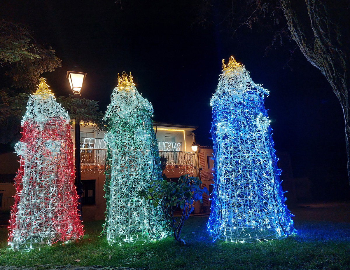Original iluminación navideña en Torrecaballeros.