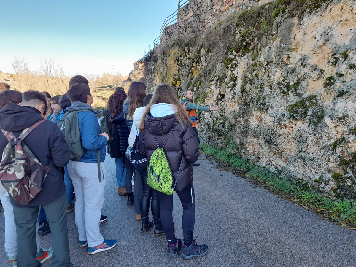 Un grupo de jóvenes escuchando las explicaciones de un experto.