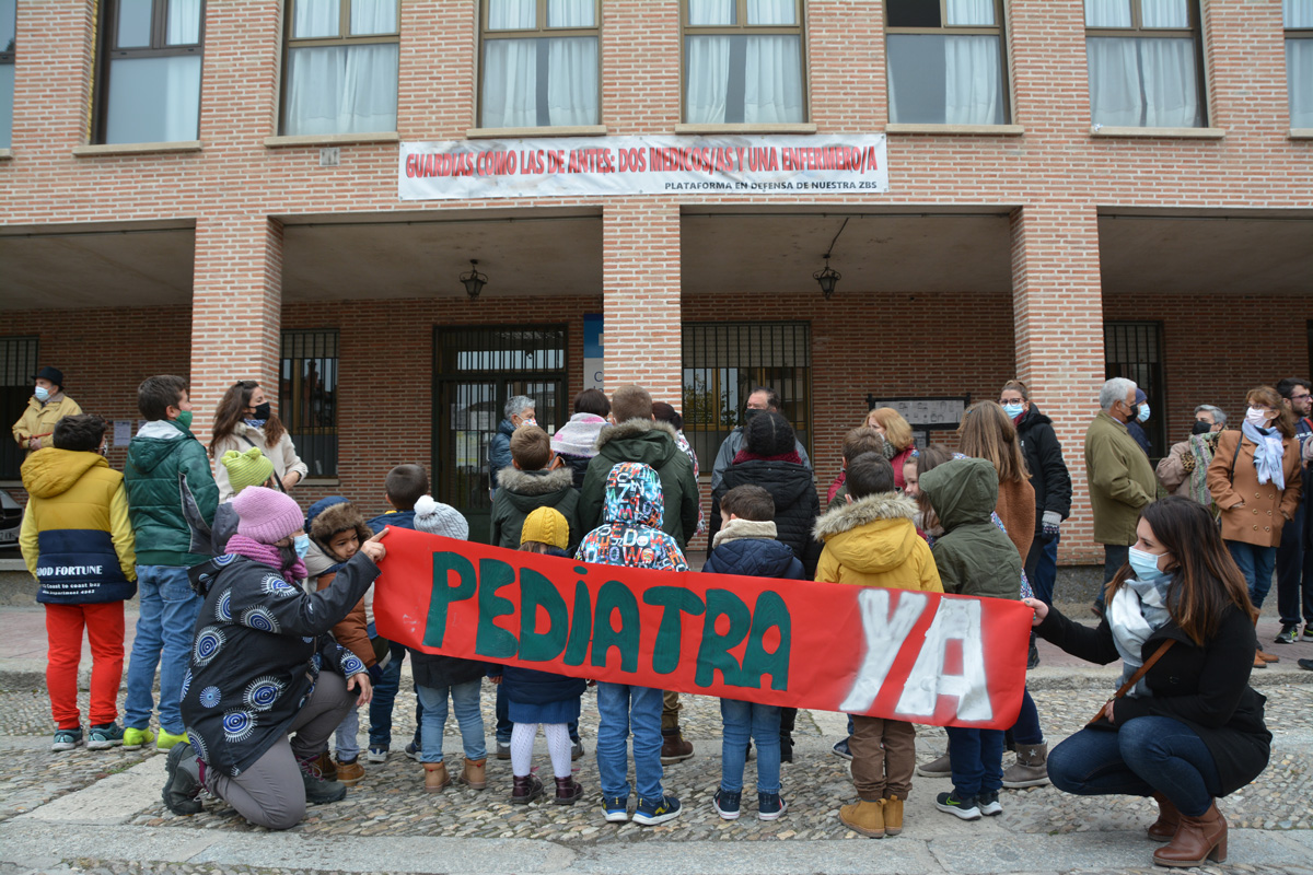 Vecinos de la zona básica de Salud de Nava de la Asunción reivindicando protección de los servicios de Atención Primaria. Foto: Amador Marugán