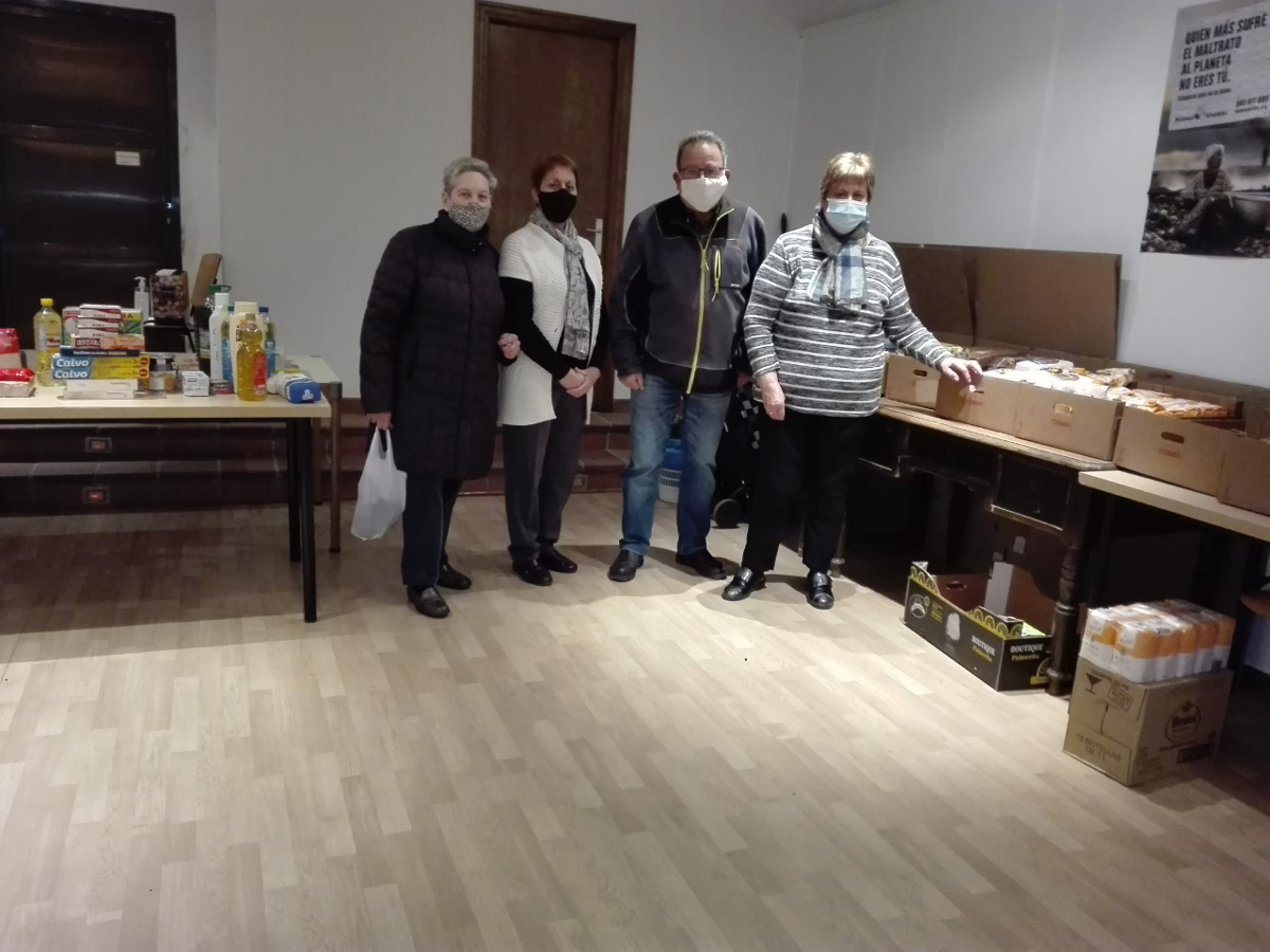 El sacerdote Pablo Montalvo y representantes de Cáritas.