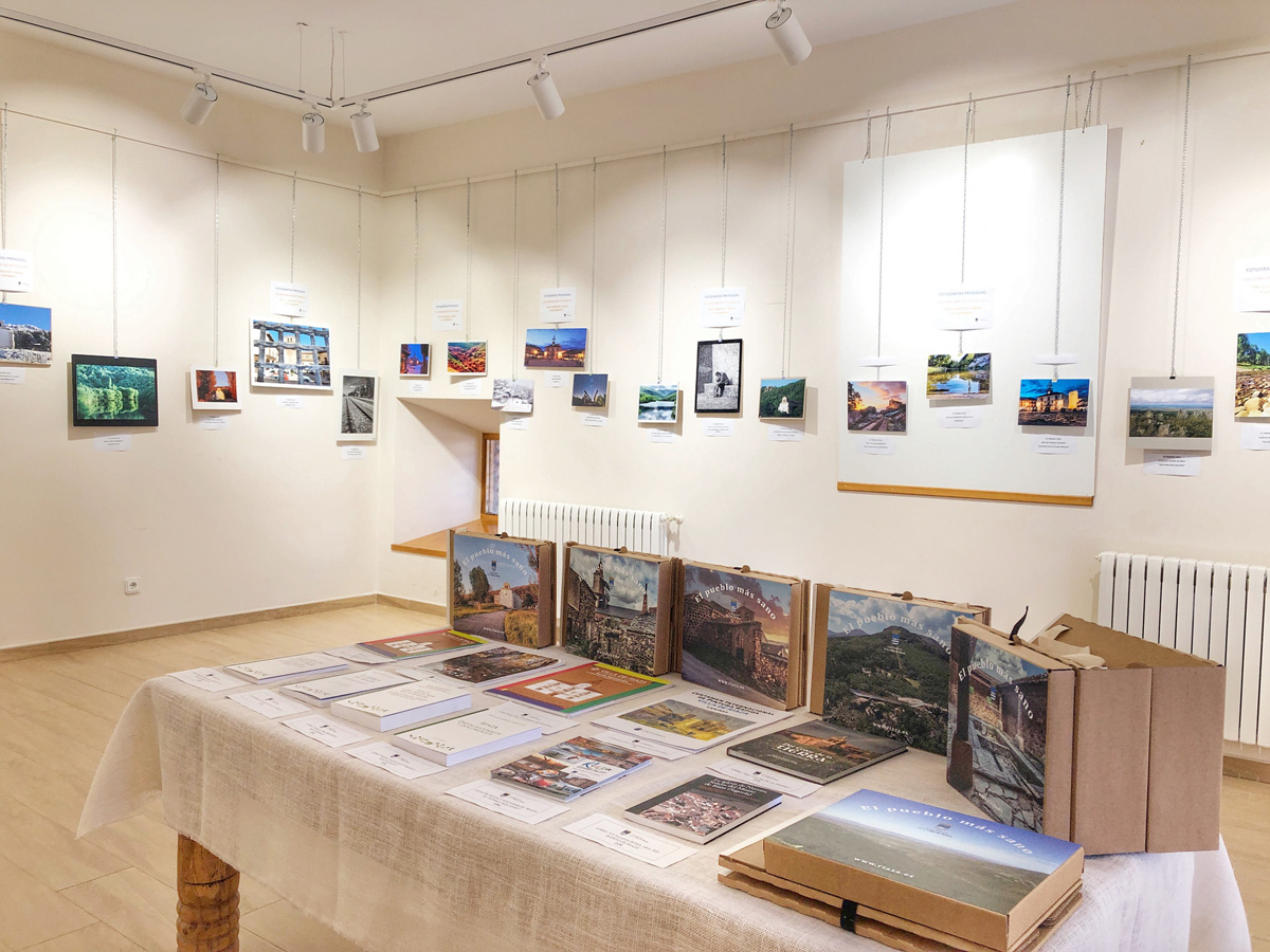 Exposición de fotografías que es puede visitar en el Ayuntamiento de Riaza.