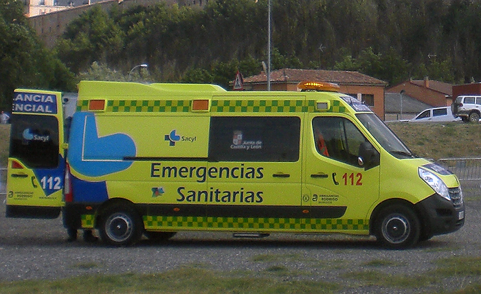 El herido fue trasladado al Hospital de Segovia en una ambulancia. / E. A.