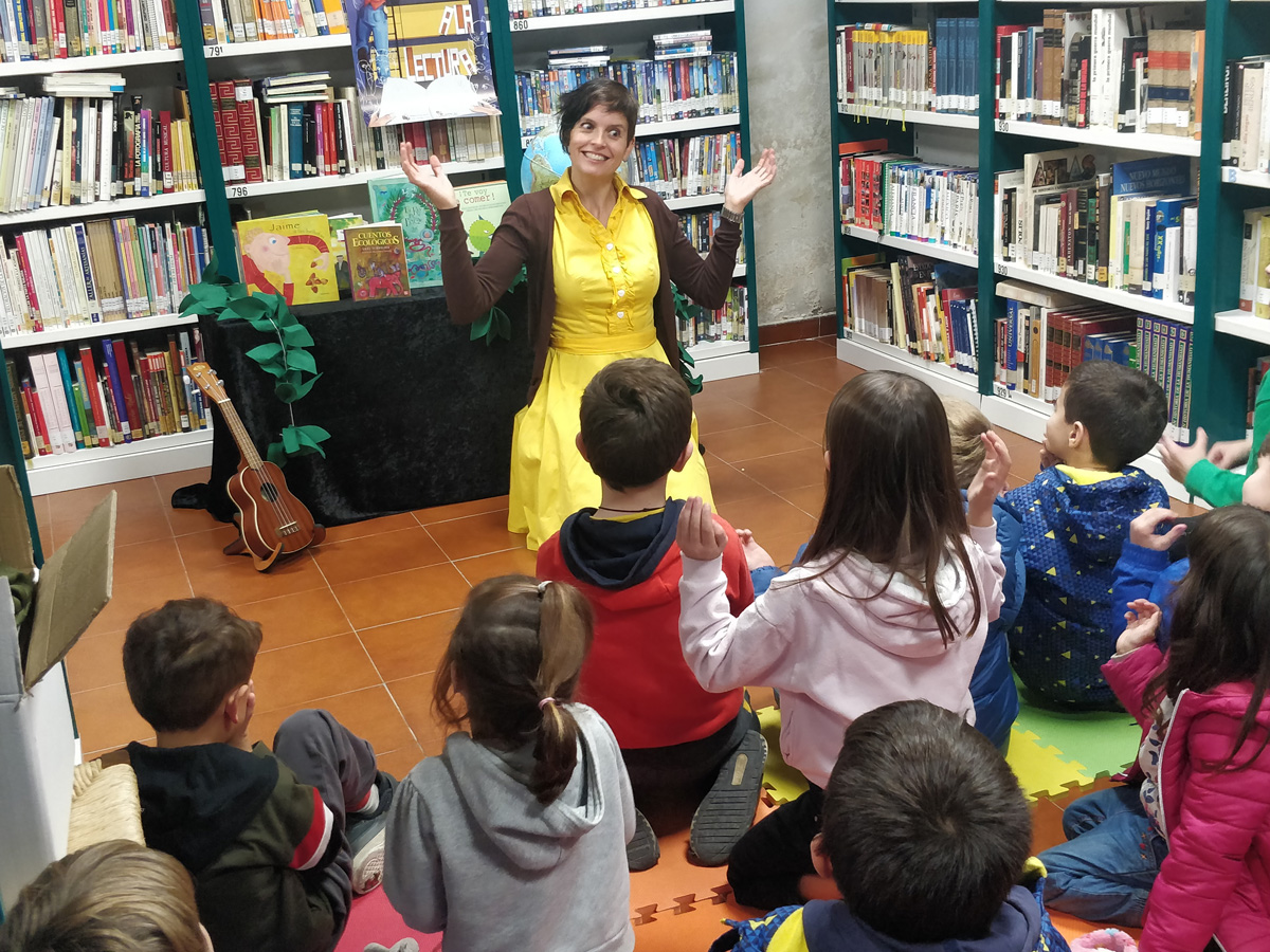 Elia Tralará, ayer en la Biblioteca de Fuentepelayo.