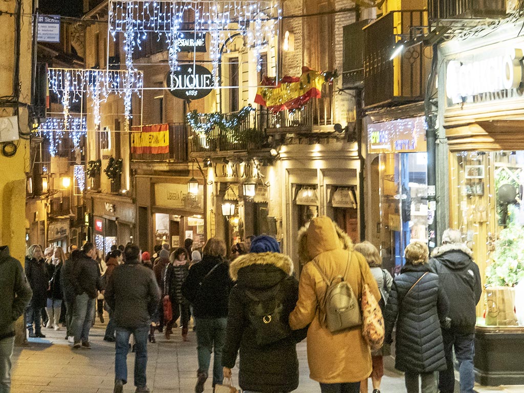 El Mercado Navideño de Segovia contará con 30 puestos, el 20% para comerciantes 1 Turistas durante el puente de diciembre, en Segovia. / NEREA LLORENTE