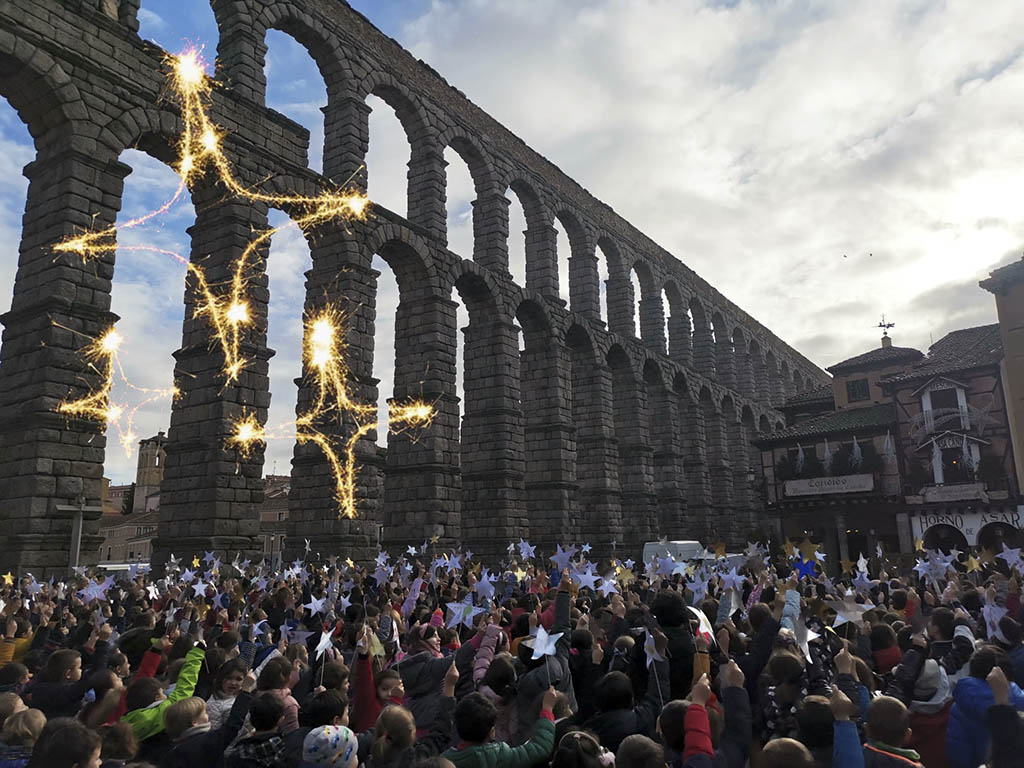 Más de 600 alumnos del Claret felicitan las navidades desde el Azoguejo 1 Felicitación navideña de los alumnos del Colegio Claret desde la Plaza del Azoguejo. / @CLARETSEGOVIA