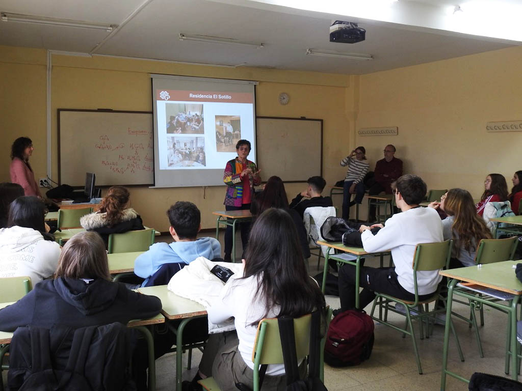 cargo de Cáritas, en la Feria del voluntariado del IES 'María Moliner'. / EL ADELANTADO