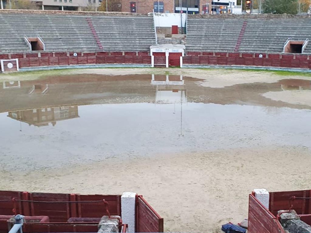 Estado del piso de la plaza de toros de Segovia en la tarde del jueves.