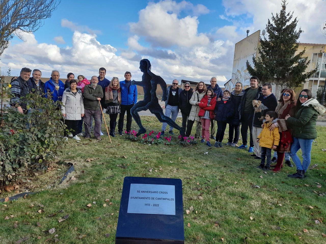 Representantes del Ayuntamiento, el auto de la escultura y un grupo de vecinos de Cantimpalos.