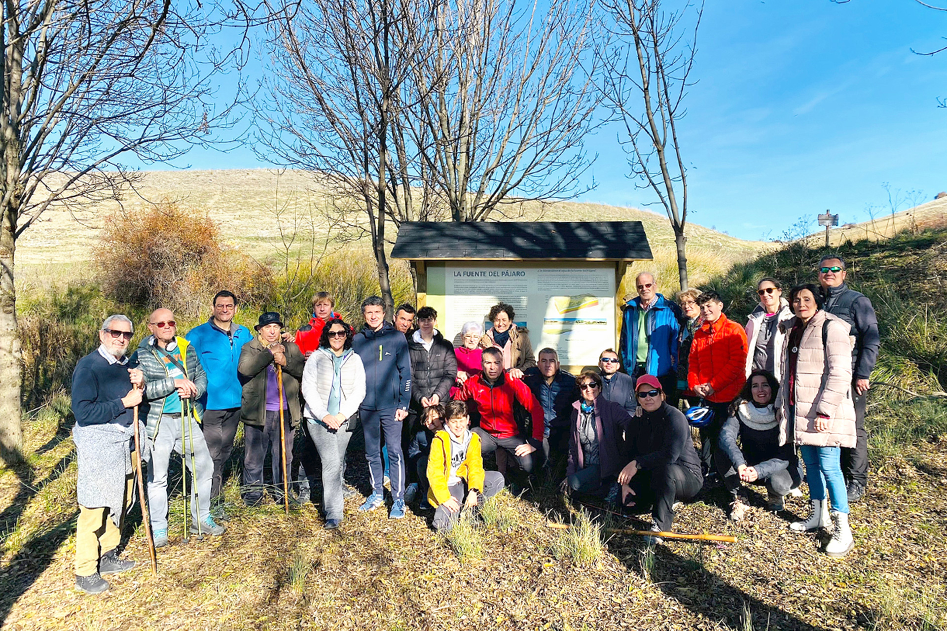 Los vecinos posan en el paraje acondicionado después de acudir desde los dos núcleos en diferentes rutas. / A. P.