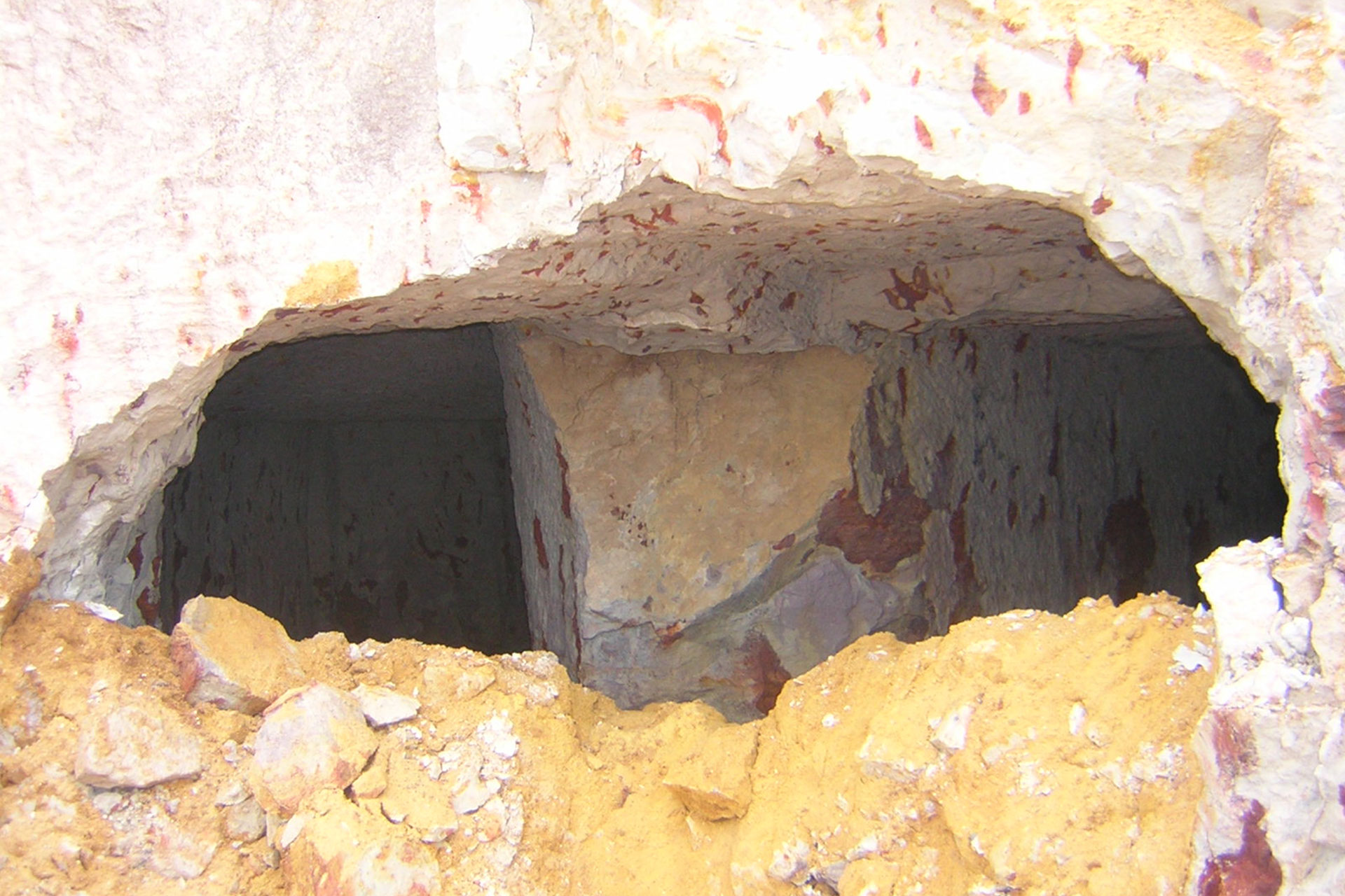 Bocas de dos antiguas minas de greda situadas en los actuales terrenos de la autovía Segovia-Valladolid. / Álvaro Pineda