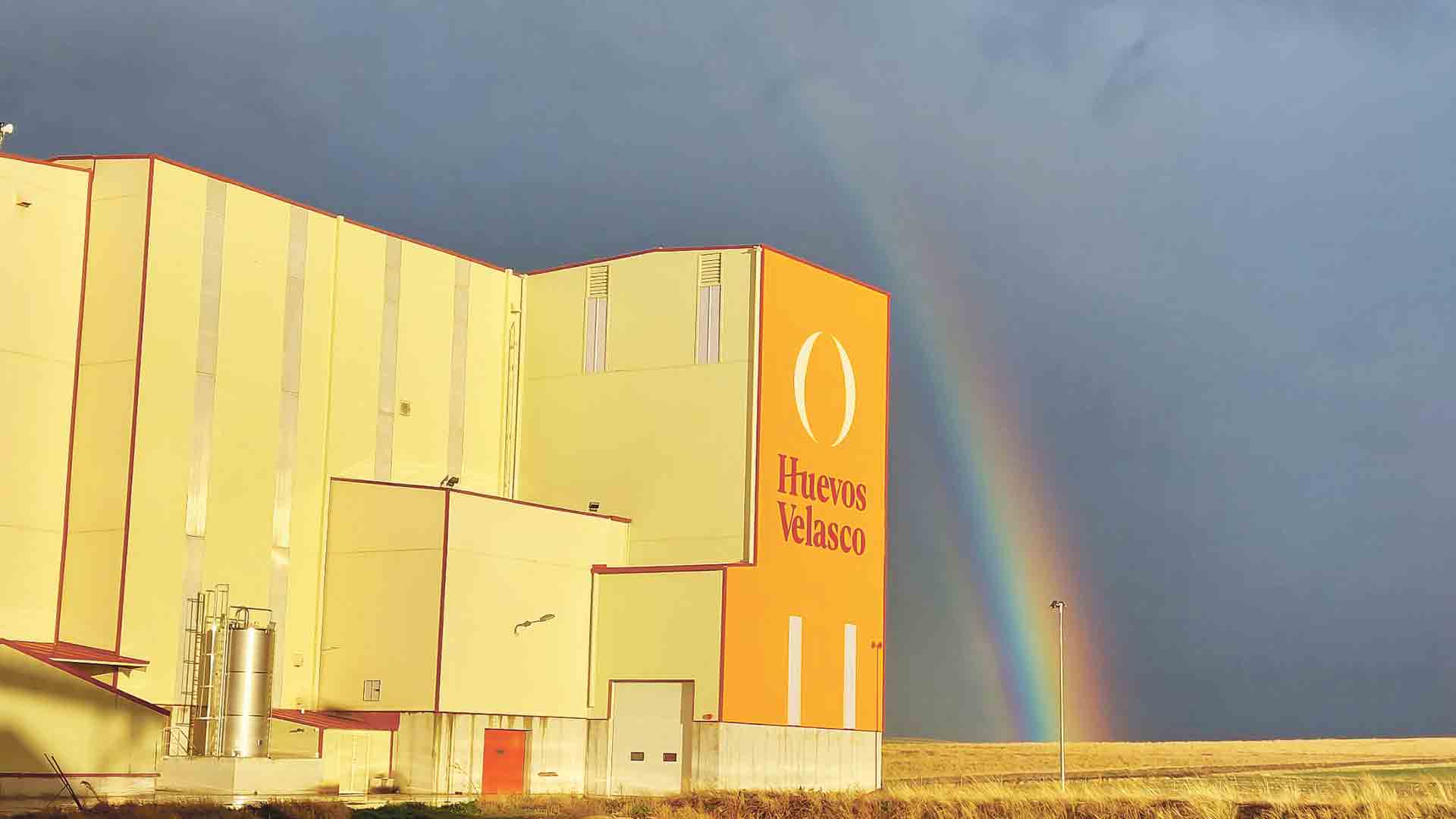 Huevos Velasco: Todo empezó en El Escorial, año 1965, con 2.000 gallinas... 1 Sede central de Huevos Velasco en la localidad de Villacastín. / EA