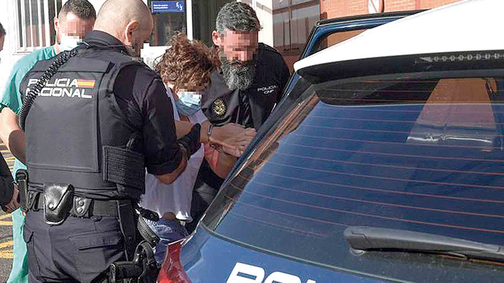 Momento de la detención de la madre de Olivia.