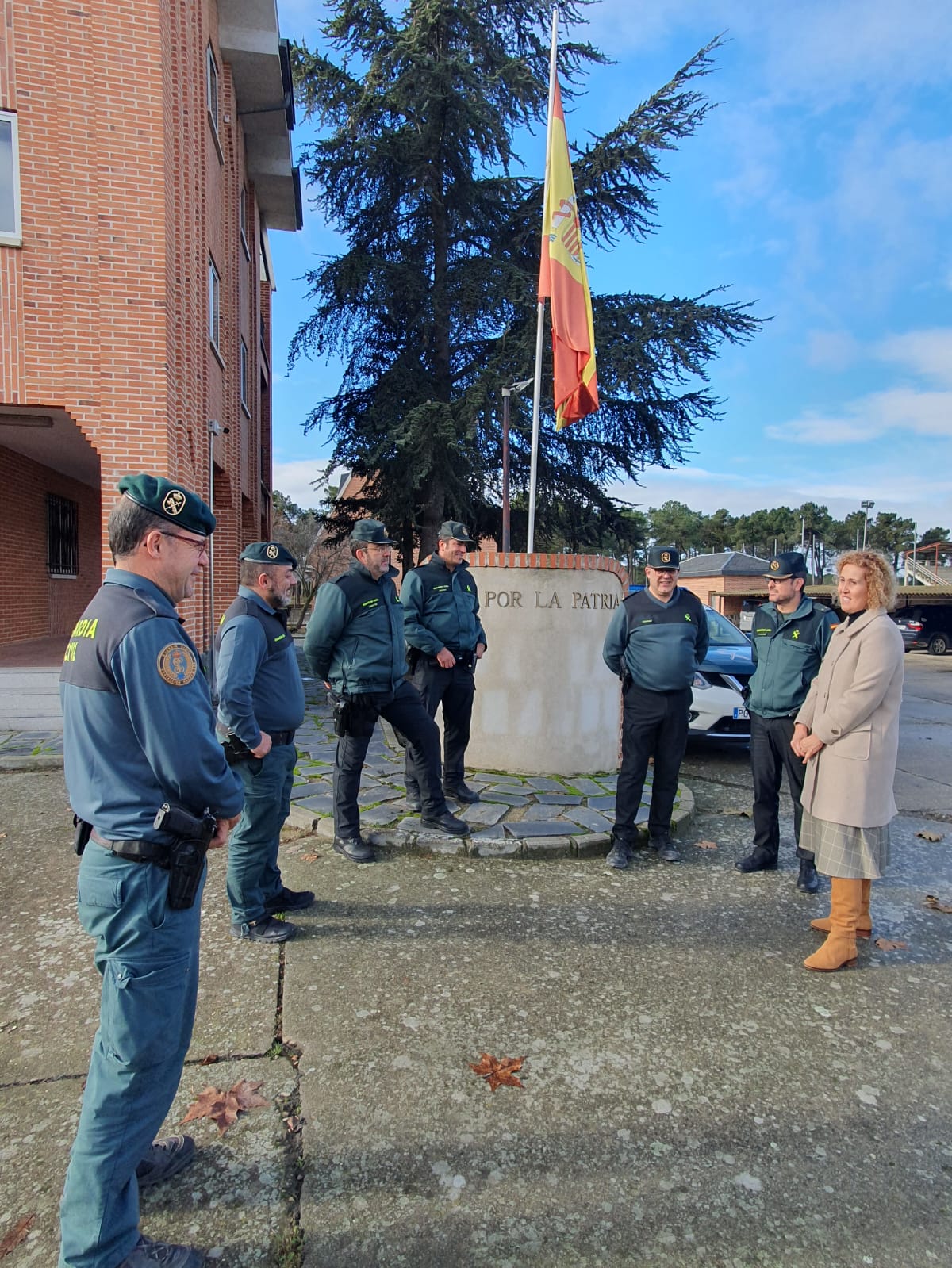 Lirio Martín, la subdelegada del Gobierno, junto a la Guardia Civil de Coca.