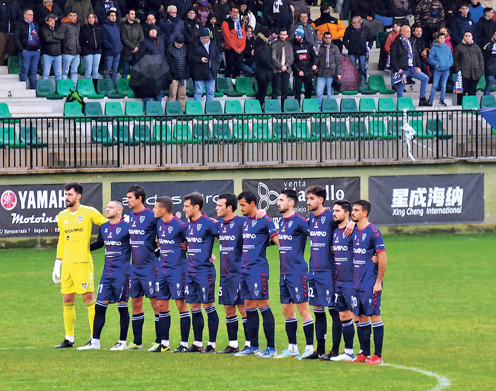 Los jugadores de la Segoviana, durante el minuto de silencio previo al partido con el Guadalajara./ JUAN MARTÍN-G. SEGOVIANA