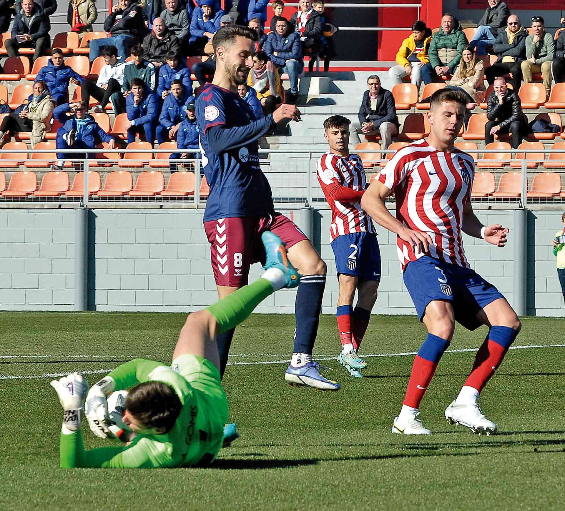 Hugo Díaz no llega al balón que atrapa Gomis en una acción de la primera parte del encuentro jugado en el Cerro del Espino./ JUAN MARTÍN-G. SEGOVIANA