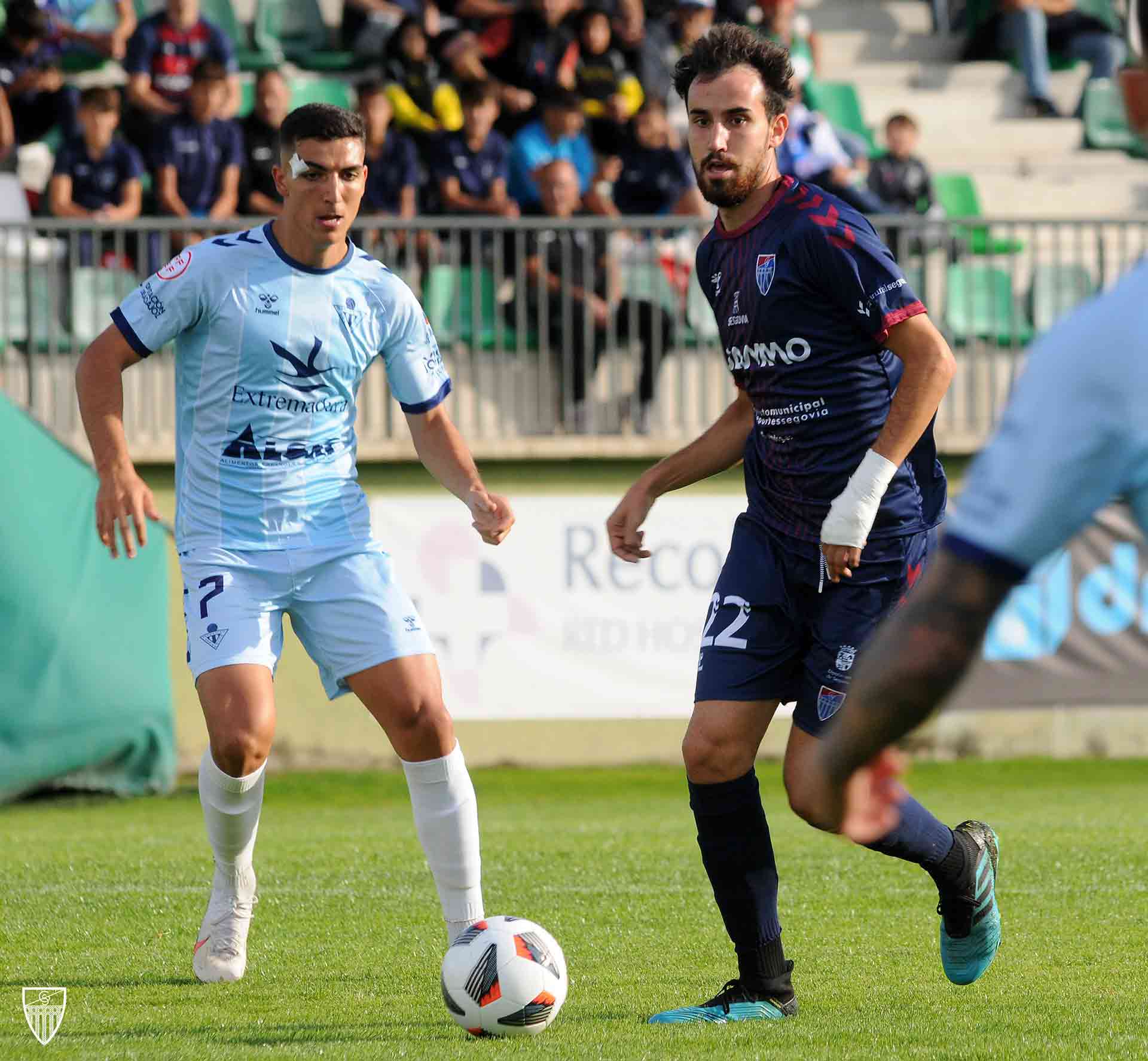 Juan de la Mata controla el balón ante la mirada de un jugador del Don Benito./ JUAN MARTÍN-G. SEGOVIANA
