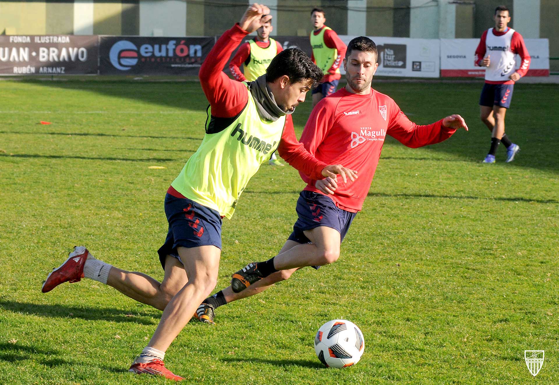 Manu presiona a Javi Borrego durante un pasado entrenamiento de la Segoviana./ JUAN MARTÍN-G. SEGOVIANA