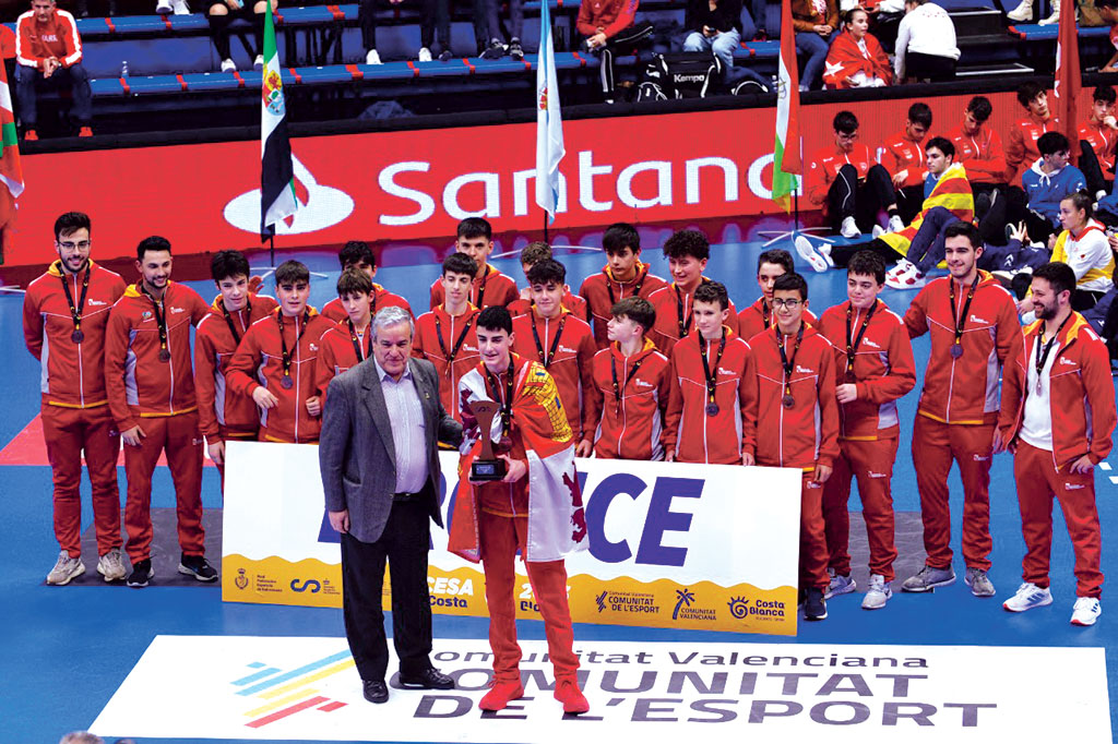 La Selección Infantil de Castilla y León, en la entrega de trofeos./ FCYLBM