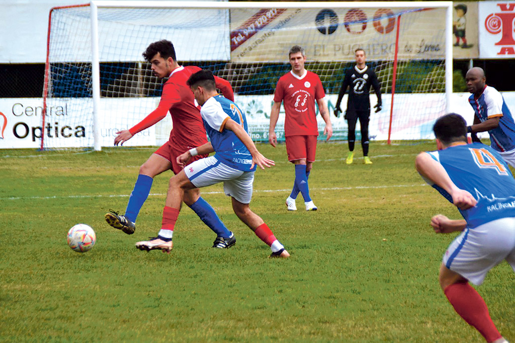 Nacho intenta pasar el balón a un compañero ante la presión de un contrario./ CD CUÉLLAR