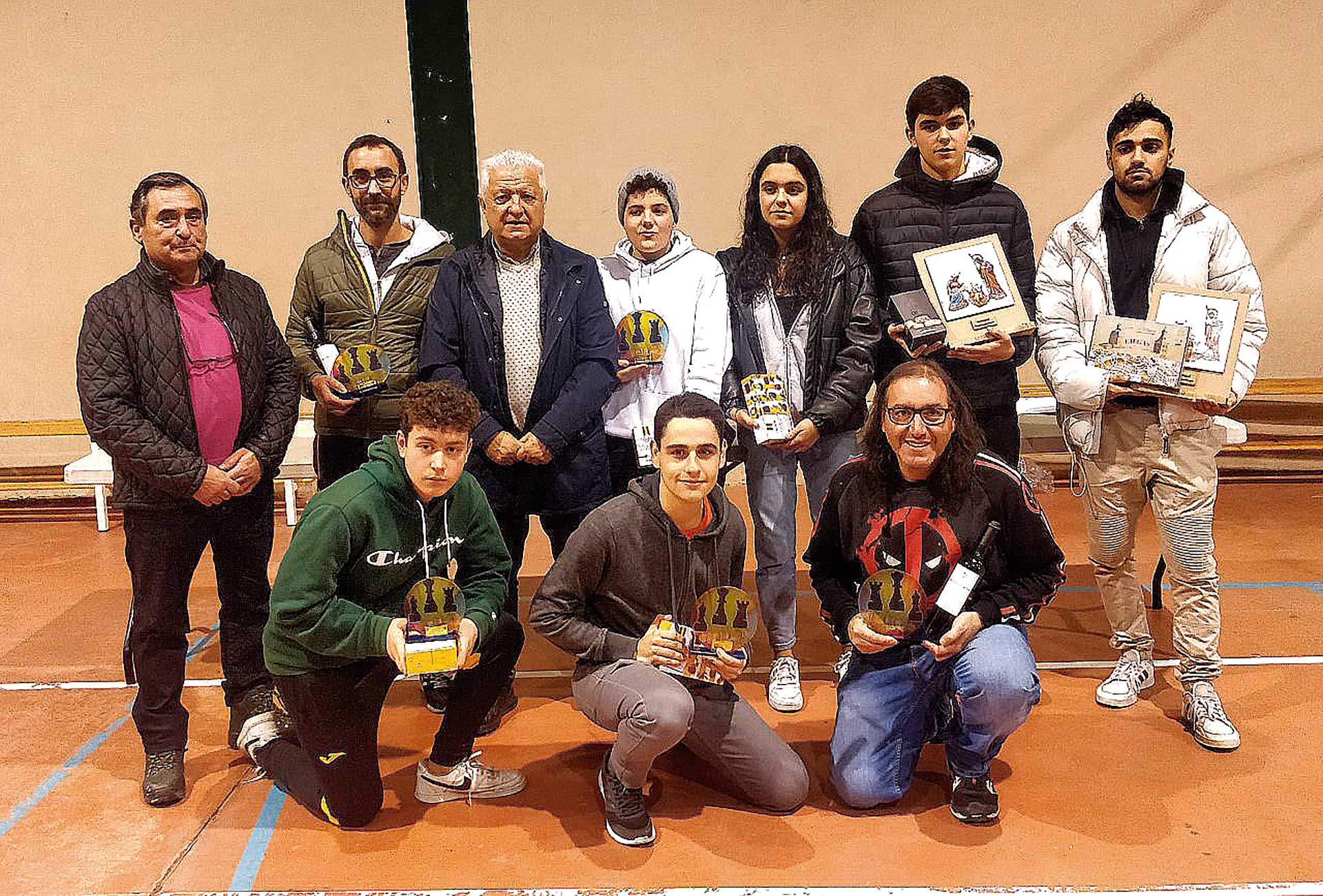 Los mejores estrategas 1 Foto de familia de los ganadores del trofeo de ajedrez de Fuentepelayo tras la entrega de premios./ JUAN CRUZ