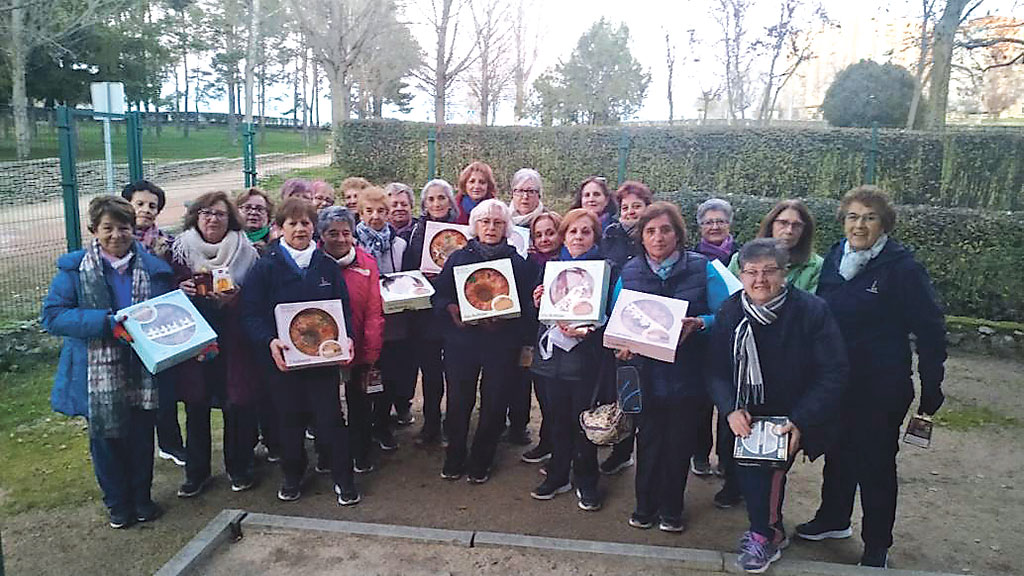 Jugadoras del club Las Segovianas, con los roscones./ DELEGACIÓN