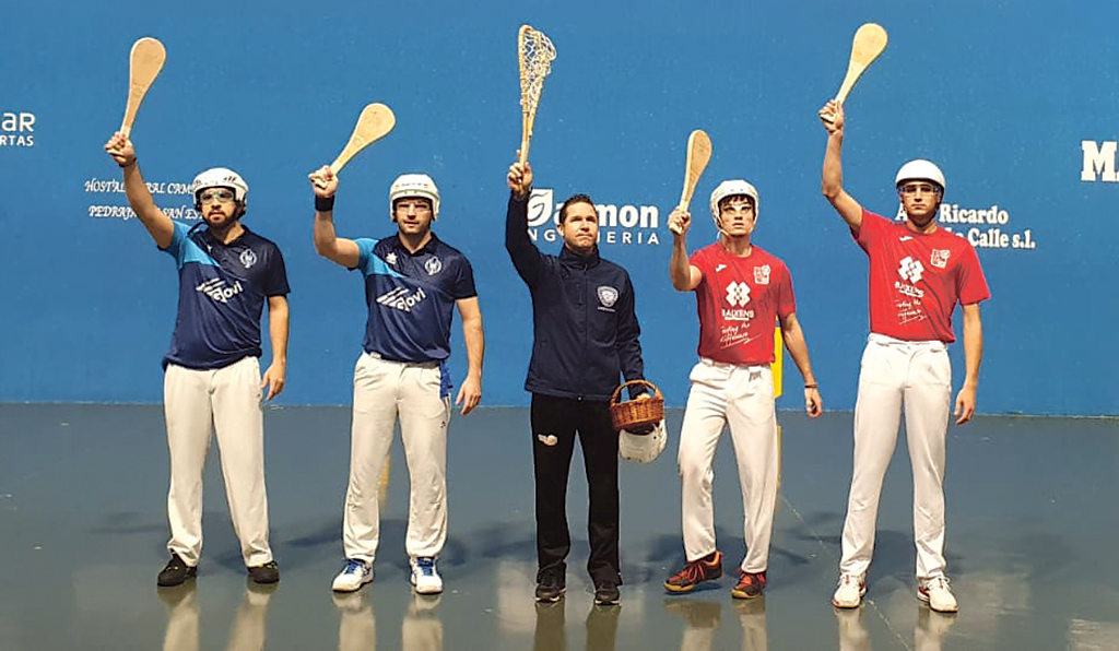 Humberto y Nacho, a la izquierda, durante el saludo a los aficionados antes del partido./ CP VALLELADO