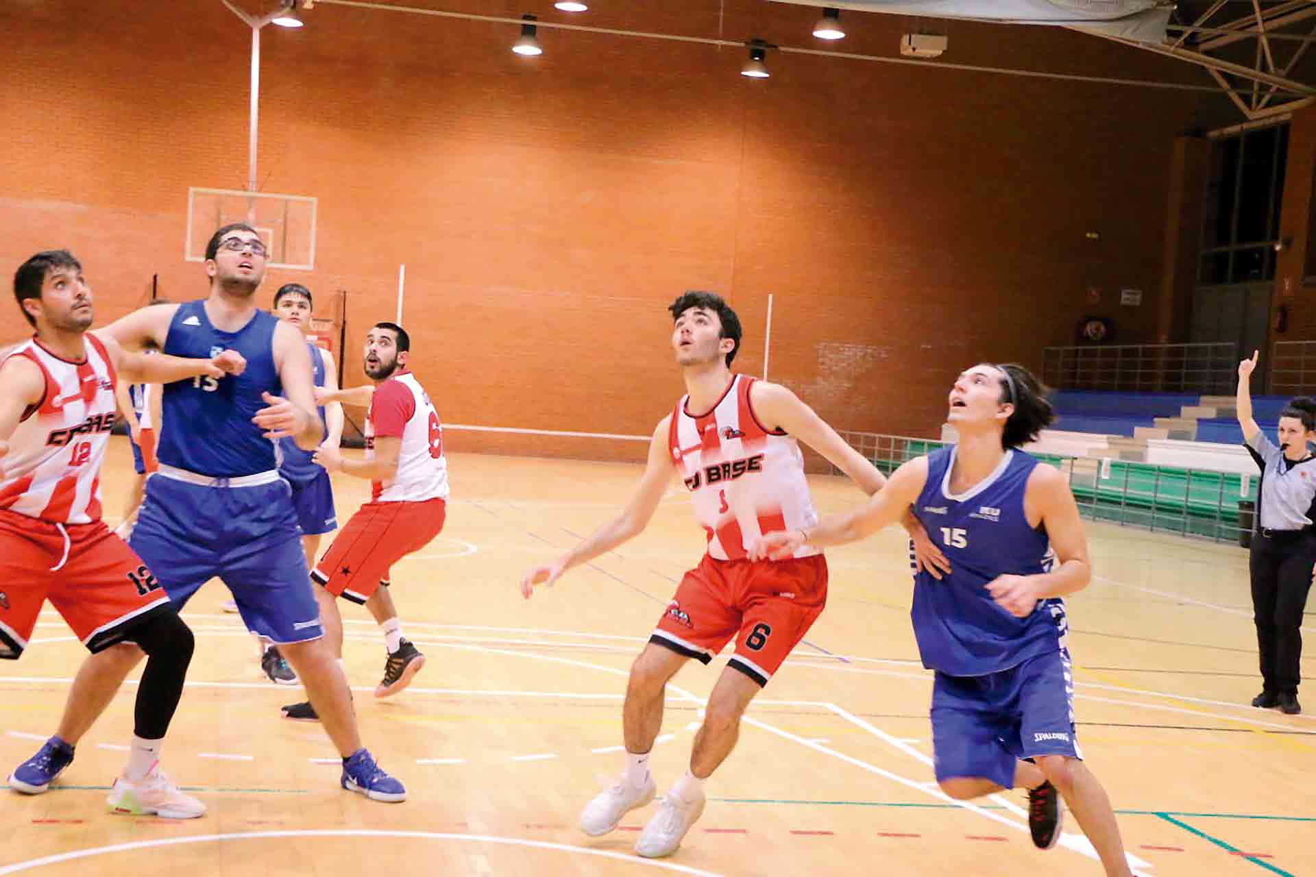 Los jugadores esperan el desenlace de un tiro libre en un partido jugado en Palazuelos./ DELEGACIÓN