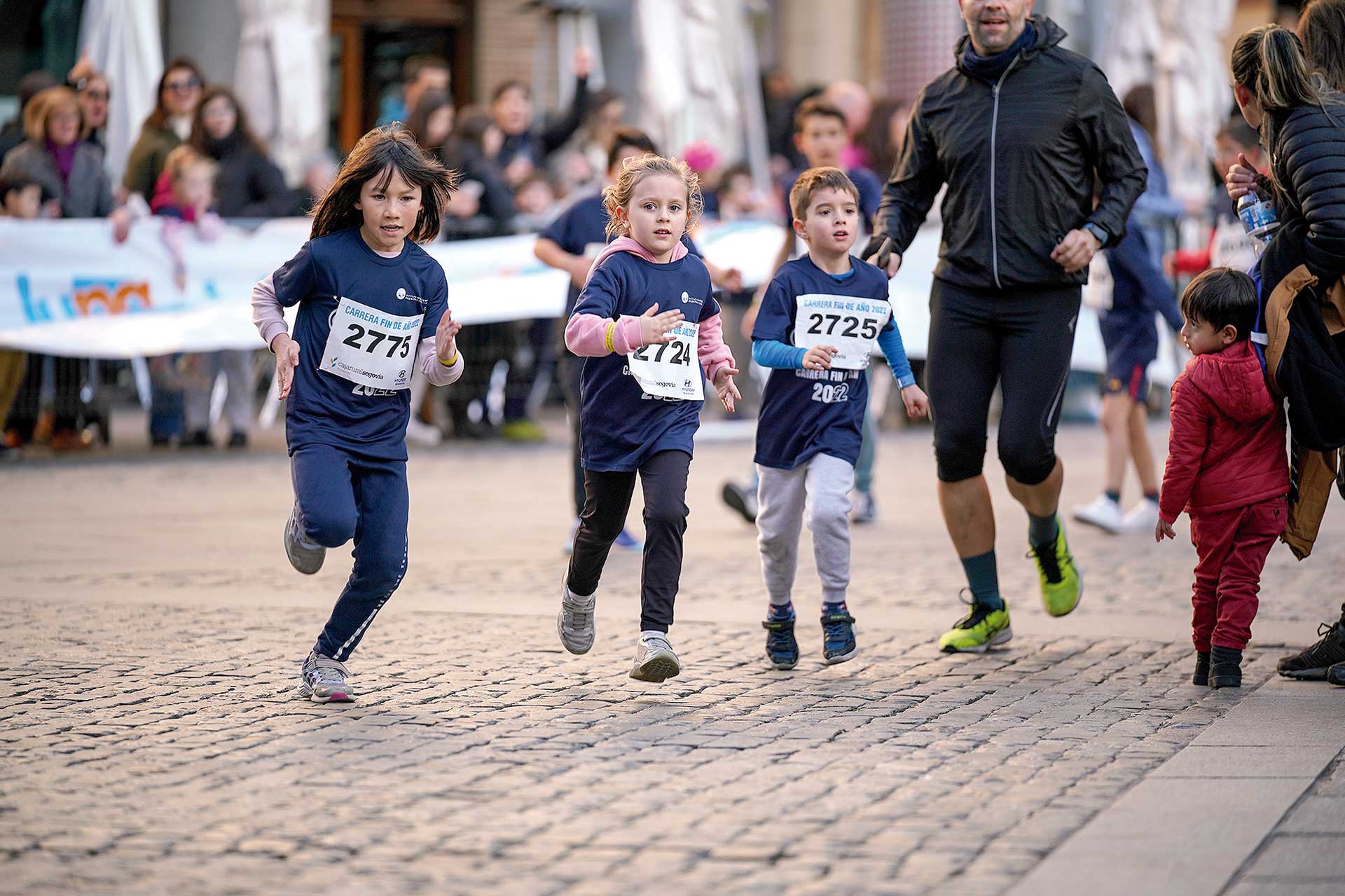 Varios jóvenes atletas, acabando su carrera en la Plaza Mayor./ MIGUEL ÁNGEL FERNÁNDEZ