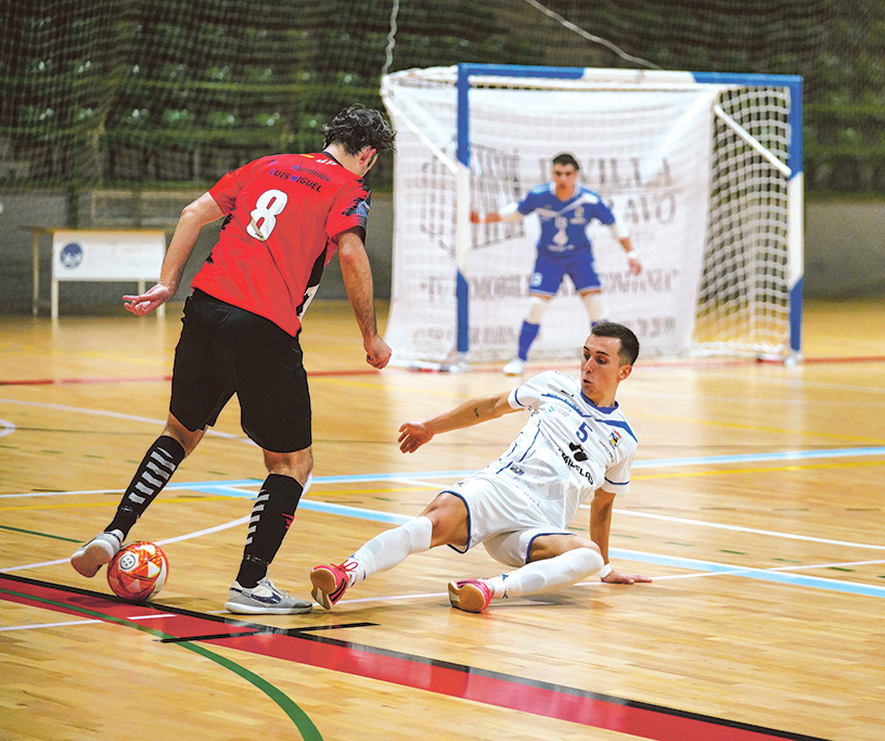 Óscar supera en la banda la entrada de un jugador del O Parrulo B durante el partido./ MIGUEL ÁNGEL FERNÁNDEZ