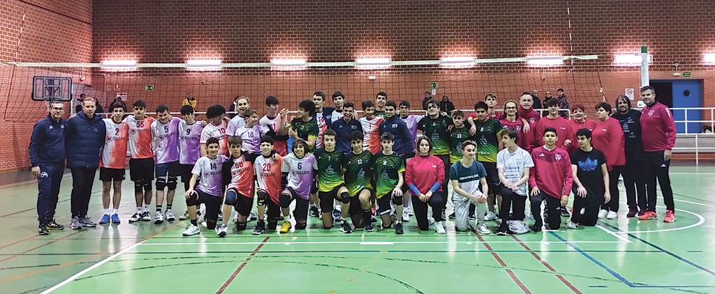 Foto de familia de los participantes en el Torneo de Reyes organizado por el Segovoley./ CD SEGOVOLEY