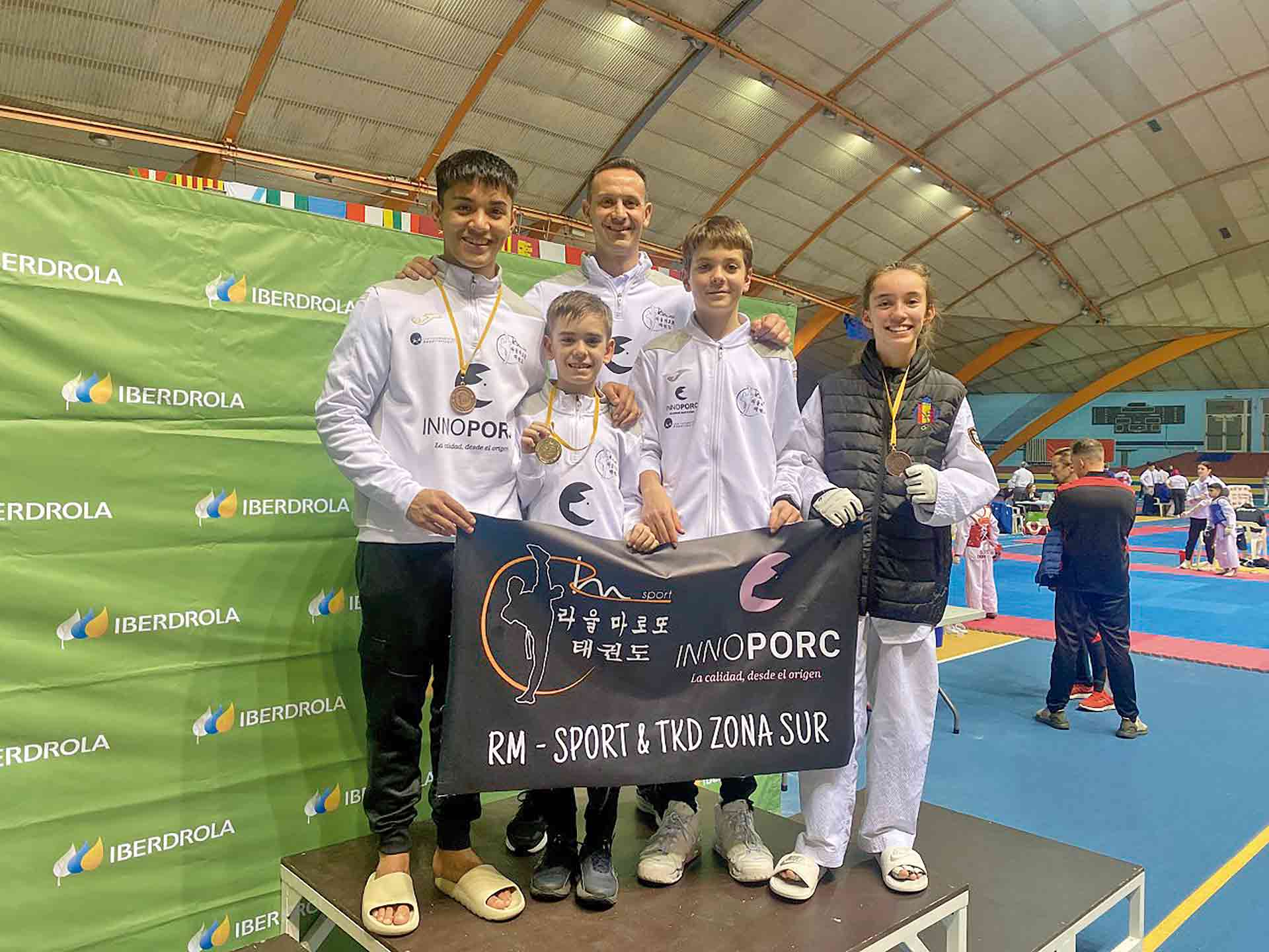 Los integrantes del RM-Sport Innoporc, junto a su entrenador Raúl Maroto./ E.A.