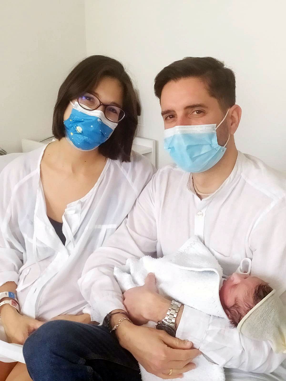 Mateo, el primer bebé nacido en Segovia en 2023, junto a sus padres. / Ical