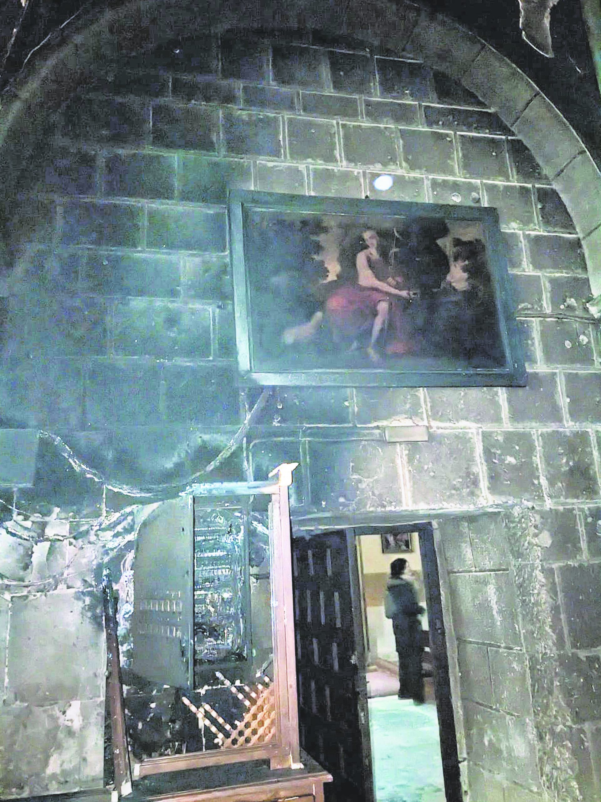 El fuego y el calor ocasionaron importantes desperfectos en el mobiliario y en las paredes de la sacristía./EL ADELANTADO