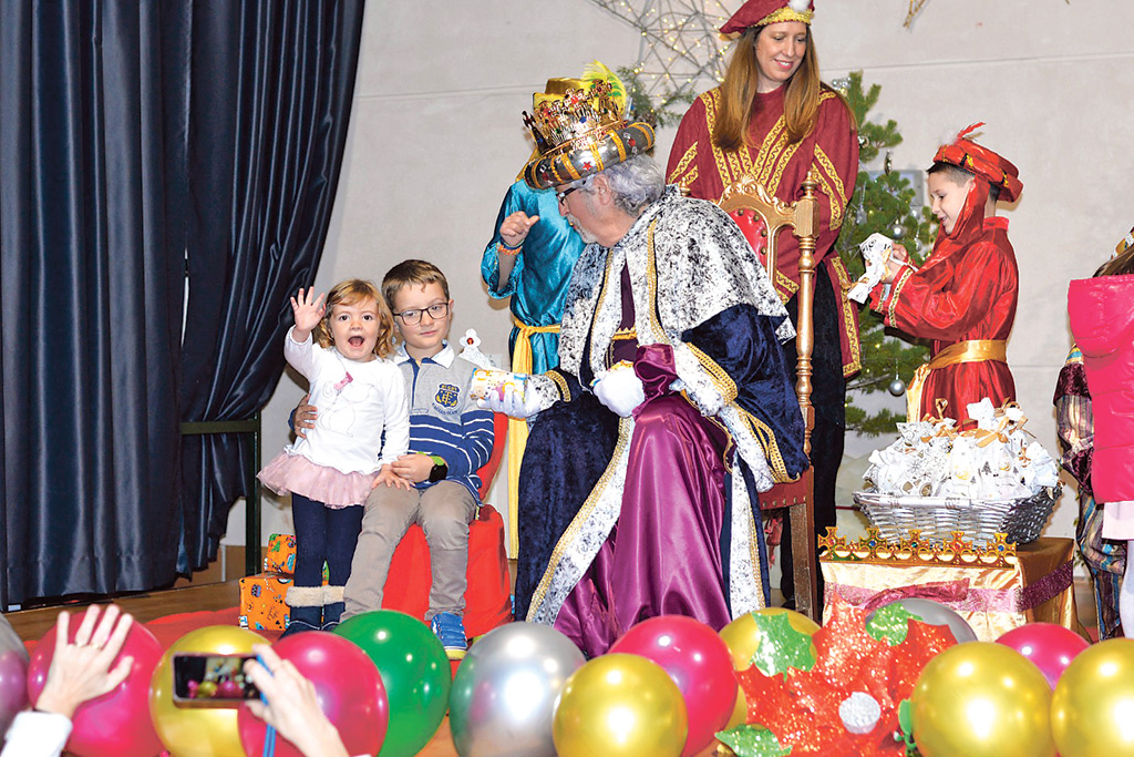 En Espirdo, los Reyes fueron recibidos con mucha alegría. /EA